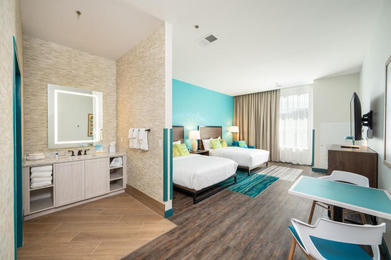 Deluxe Double Queen Twin Beds