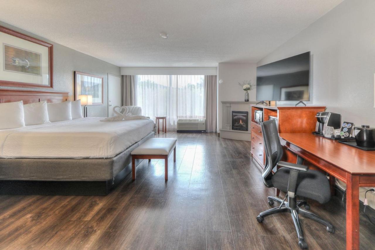 King Room Mini-Suite with Jacuzzi & Fireplace,1234366283:JPEG
