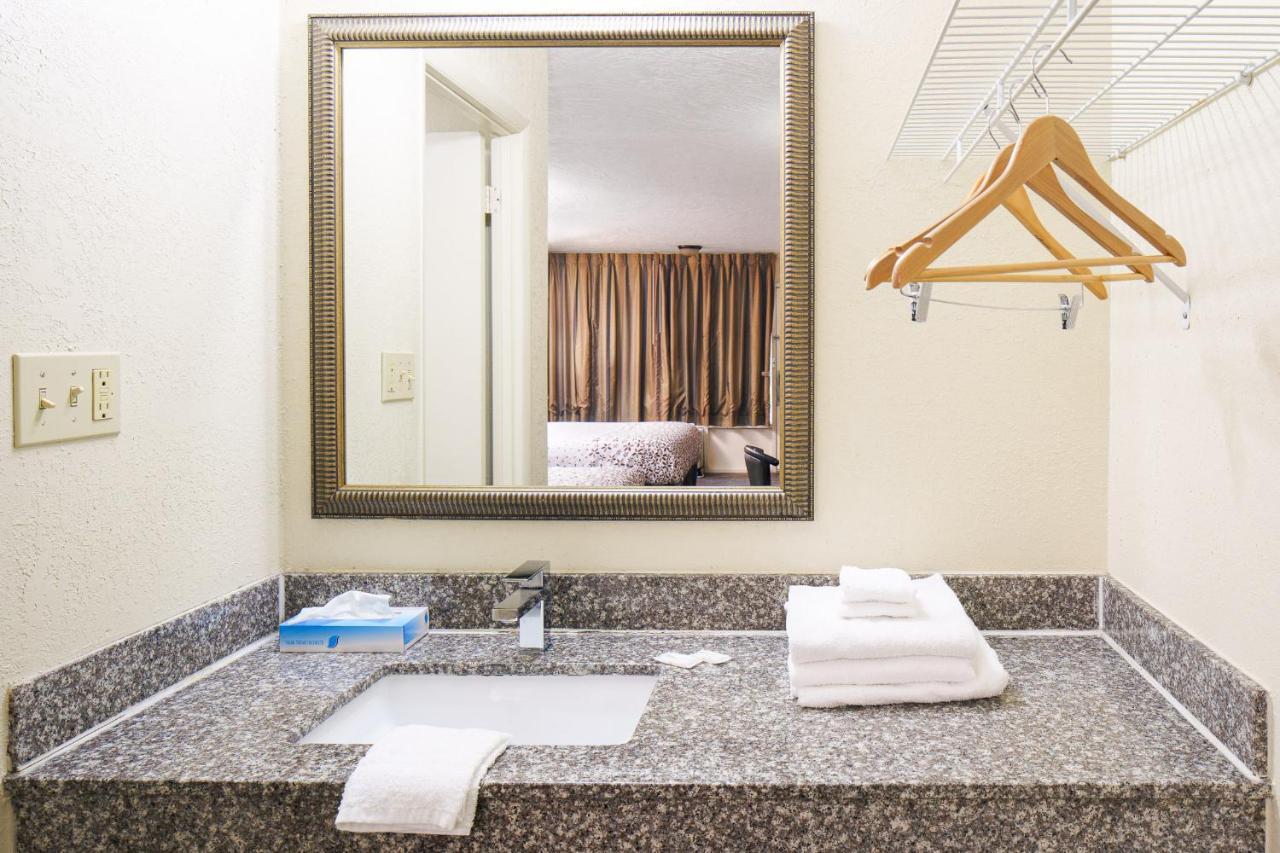 Economy Double Queen Room