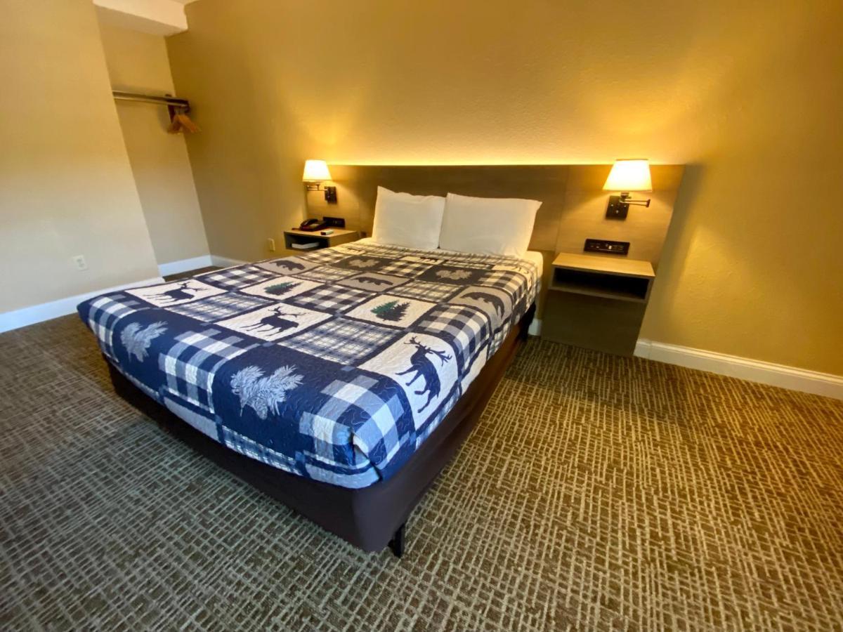 Deluxe Queen Suite