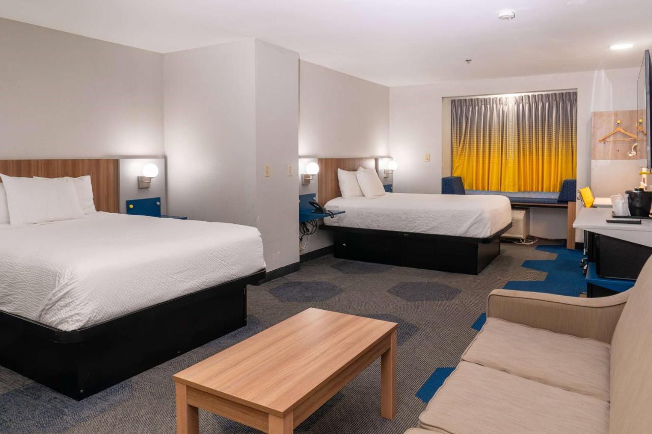 Deluxe Studio Suite Two Queen beds or No Pets Non-Smoking,1559654359:JPEG