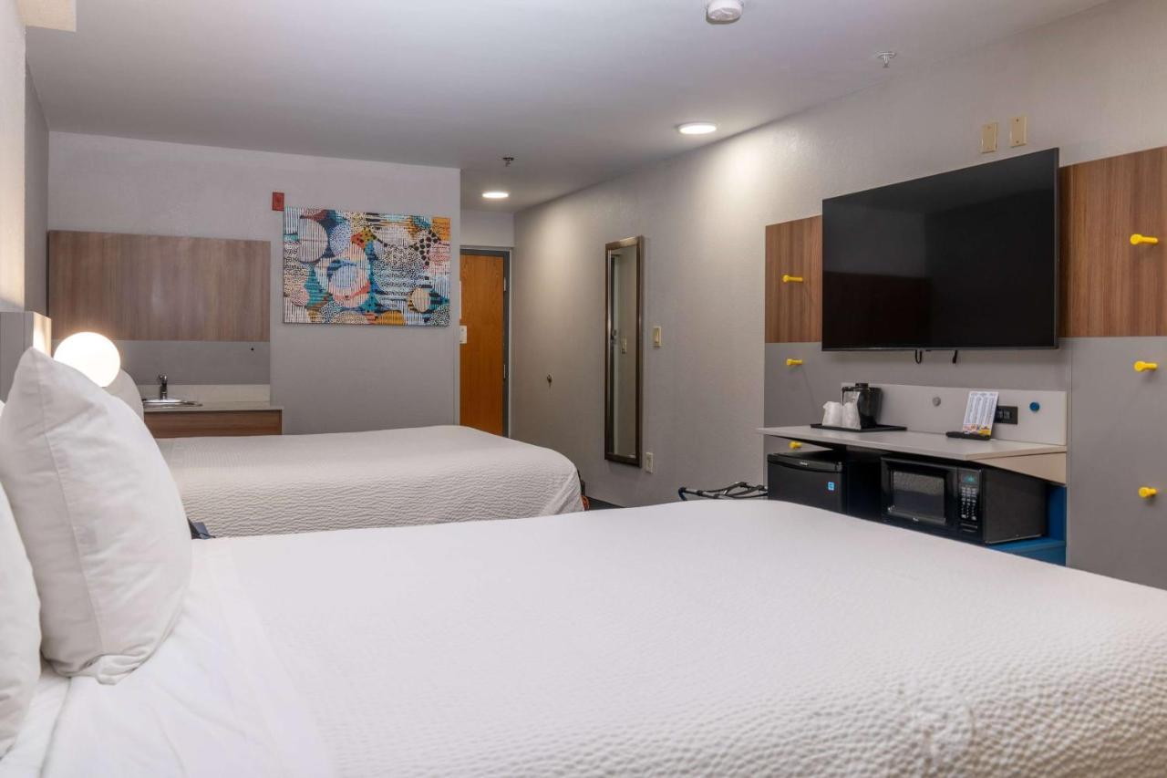 Queen Studio Suite Two Queen Beds No Pets or Non-Smoking