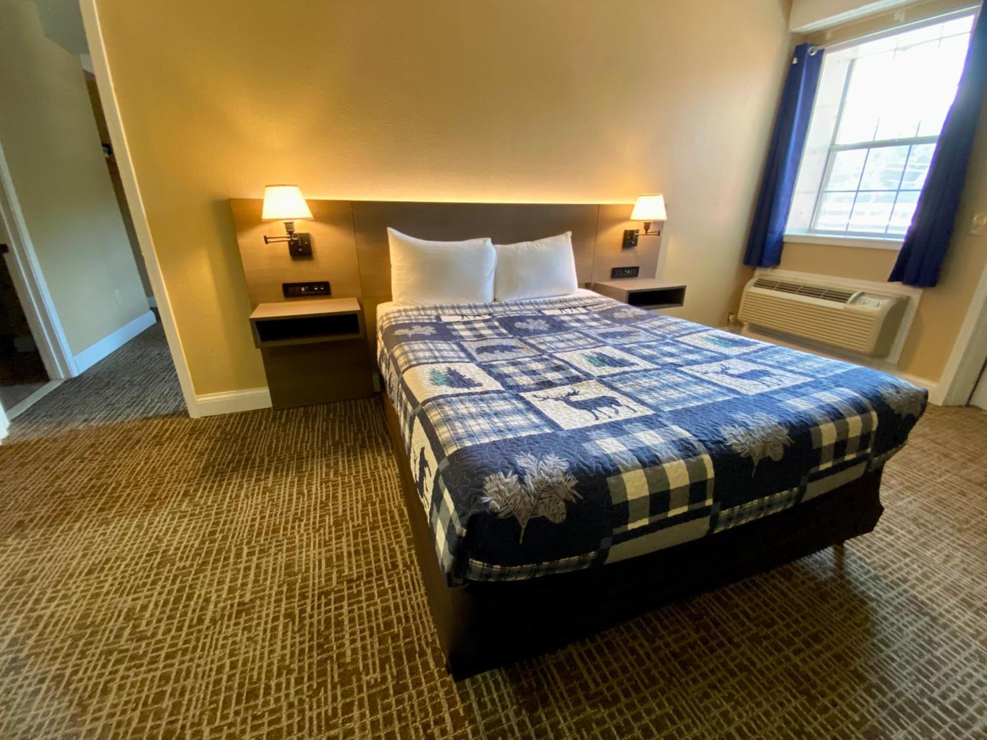 Deluxe Queen Suite