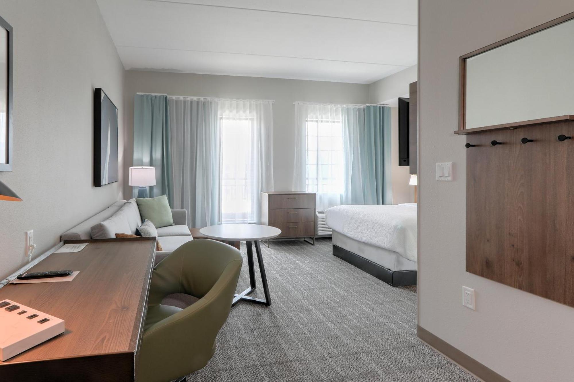 Queen Studio Suite with Balcony - Mountain View