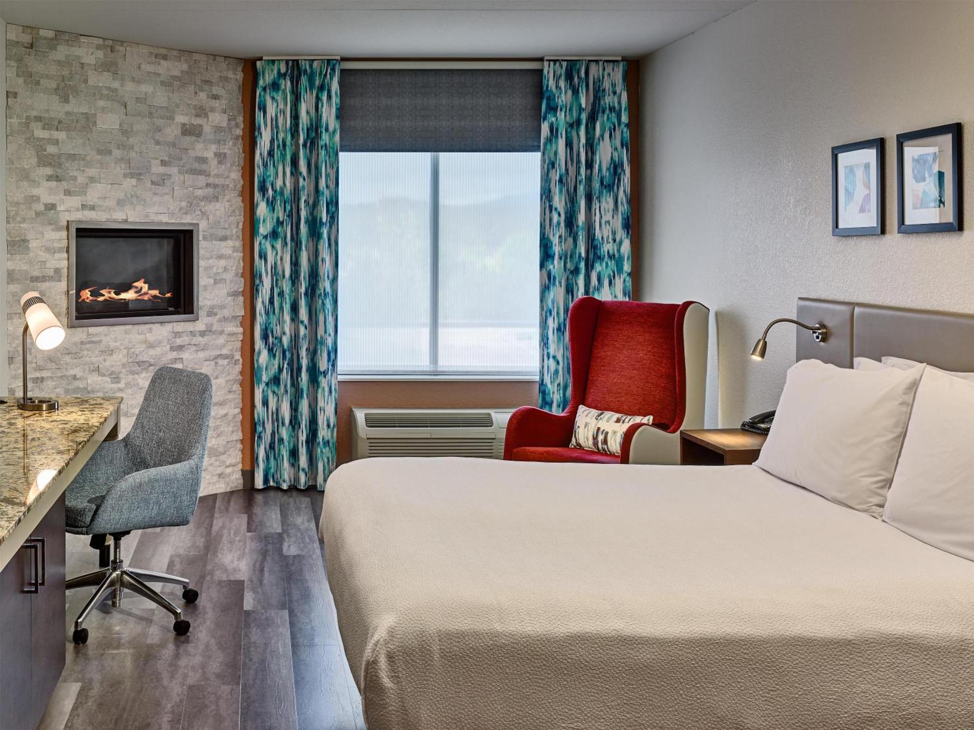 Deluxe King Room Fireplace