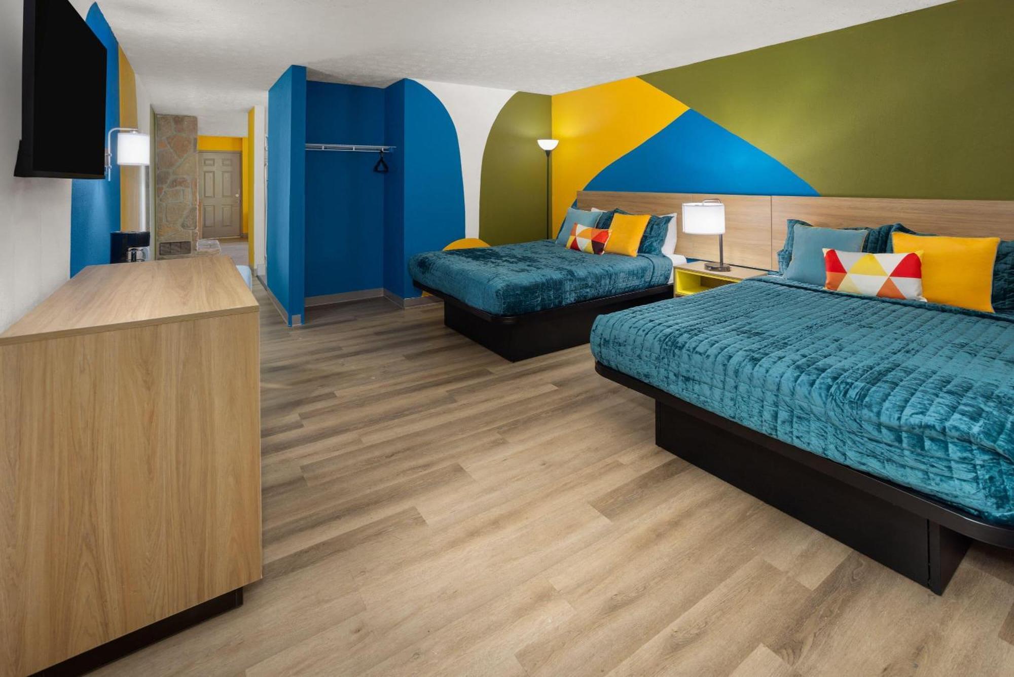 Suite Two Queen Beds Non-Smoking
