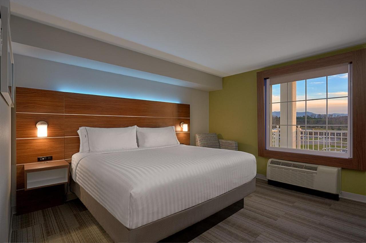 Queen Room with Two Queen Beds and Mountain View - Non-Smoking