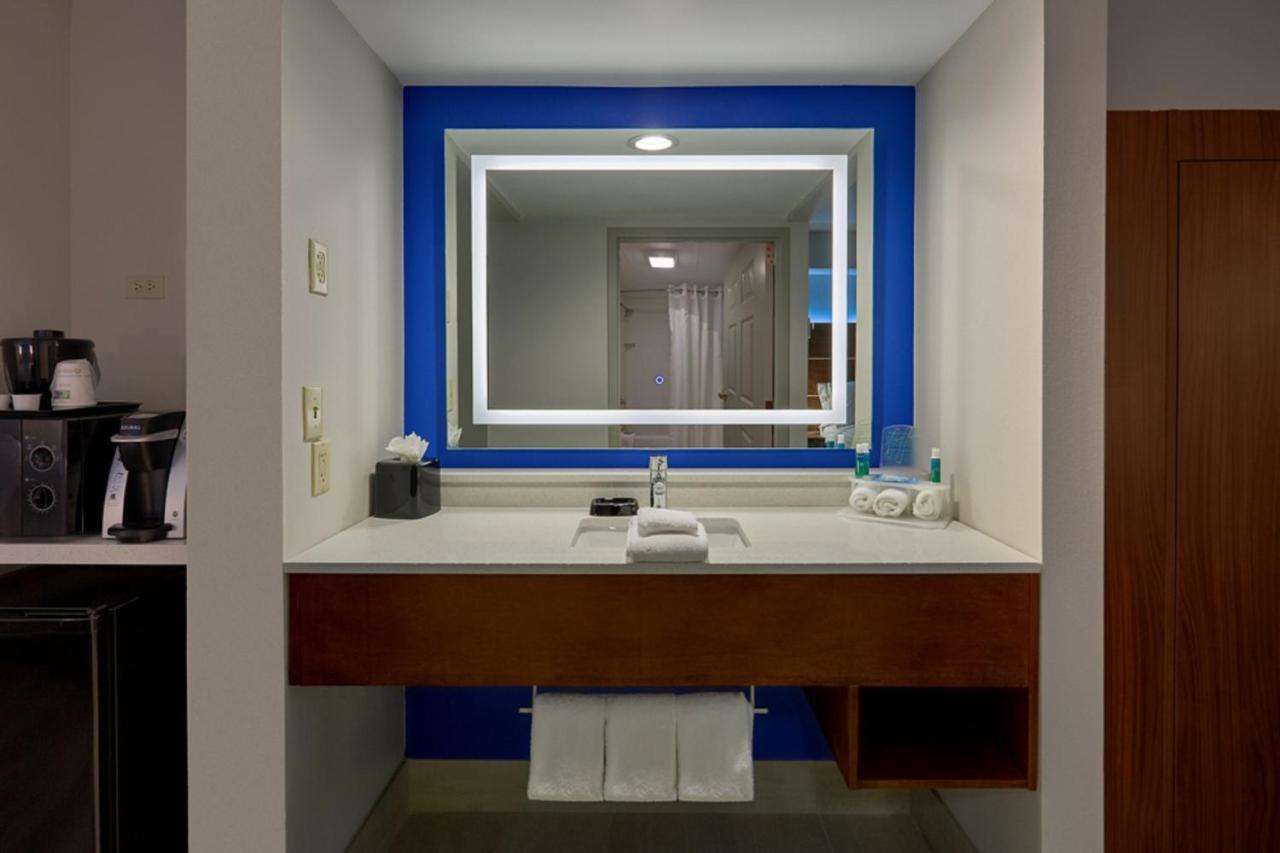 Deluxe Room with Two King Beds - Non-Smoking,981421402:JPEG