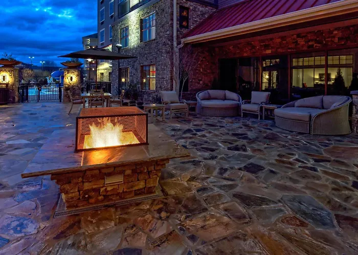 Black Fox Lodge Pigeon Forge, Tapestry Collection By Hilton